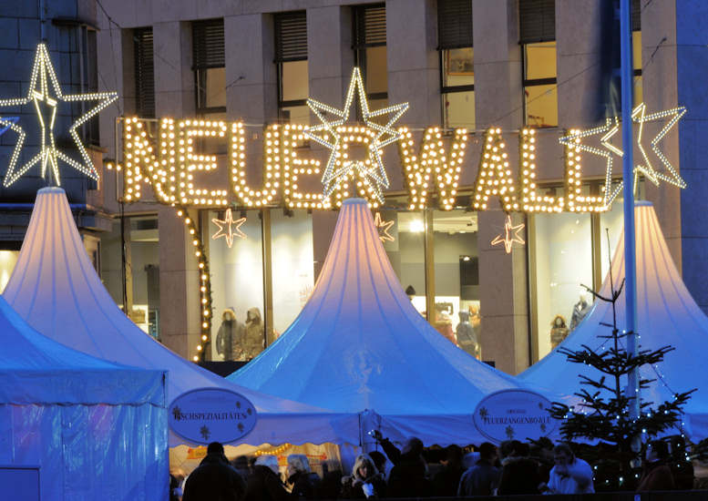 2289_1265 Zeltdächer mit Lichtersternen am Jungfernstieg - Lichtschrift des Neuen Wall. | Adventszeit - Weihnachtsmarkt in Hamburg - VOL.1